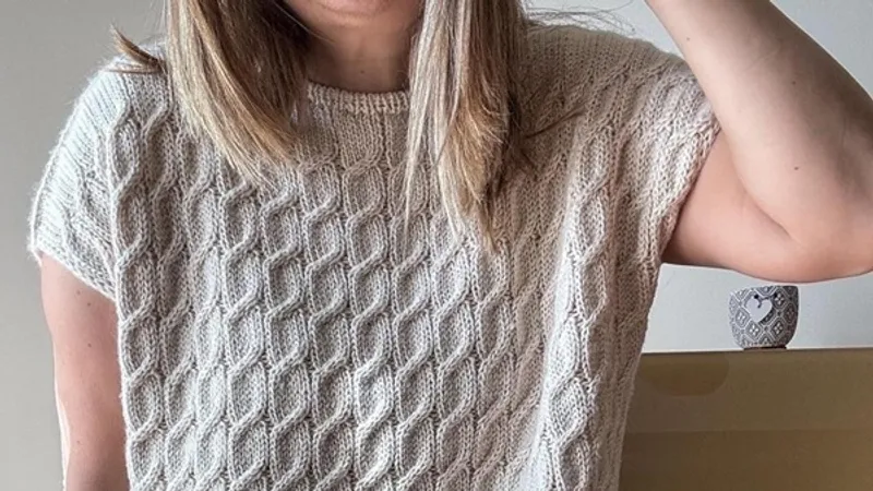 Вязаная спицами красивая безрукавка косами Bauhaus