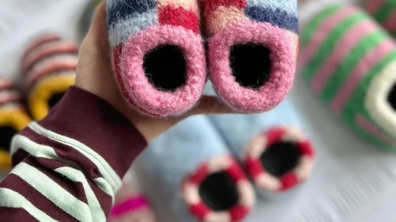 Связанные спицами и свалянные детские тапочки Sailor Slippers Junior