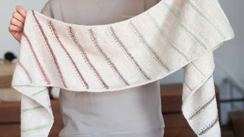 Вязаная спицами полосатая узкая шалька Moonbumps