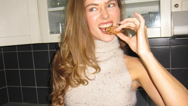 Sandok Top — вязаный топ с высоким воротником спицами без рукавов