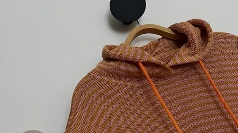 Вязаный спицами стильный льняной топ с капюшоном Hor №21