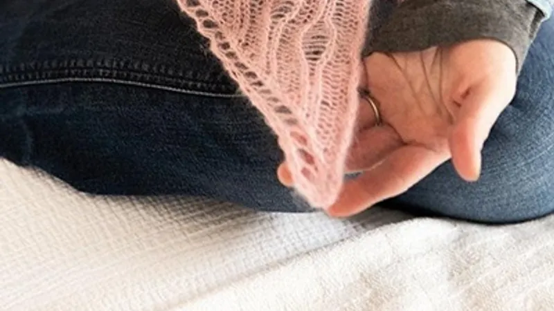 Красивая шаль из мохера Droplet вязаная спицами узором из спущенных петель