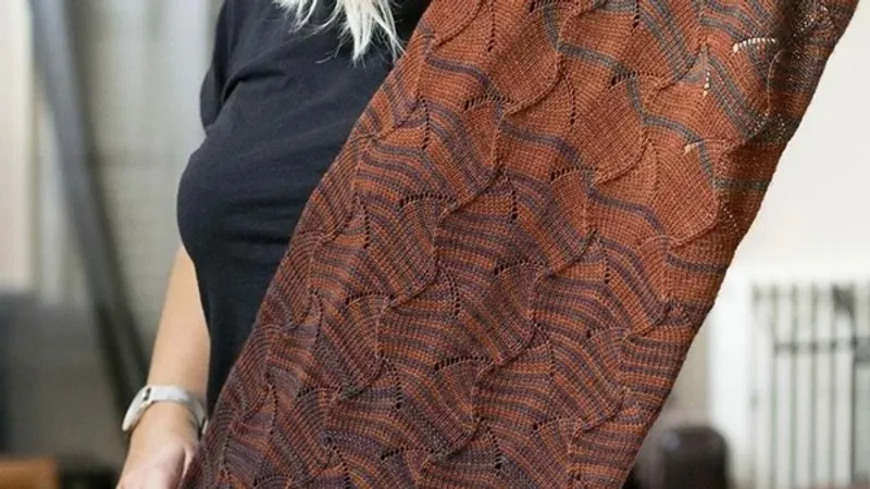 Вязаный спицами роскошный палантин Ivy