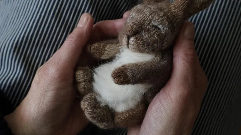 Вязанный спицами мягкий спящий зайчик Sleepy Bunny