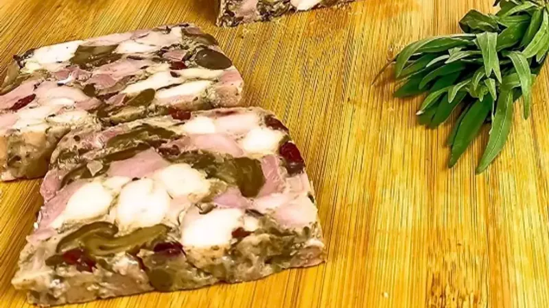 Terrine de vollaille aux cepes et chataignes