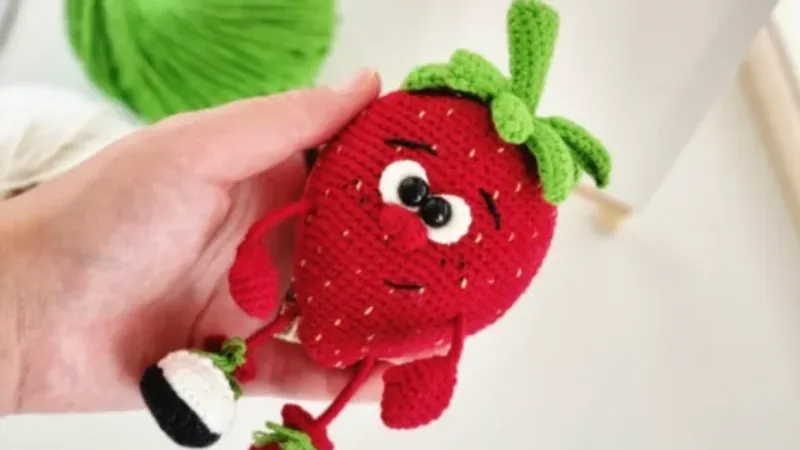 Вязаные игрушки Клубничка Ягодка