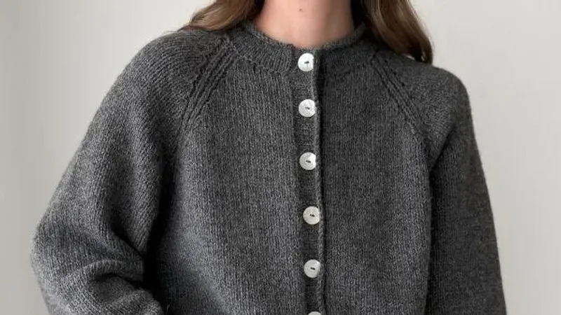 Свободный кардиган реглан сверху спицами August Cardigan с застежкой на пуговицы