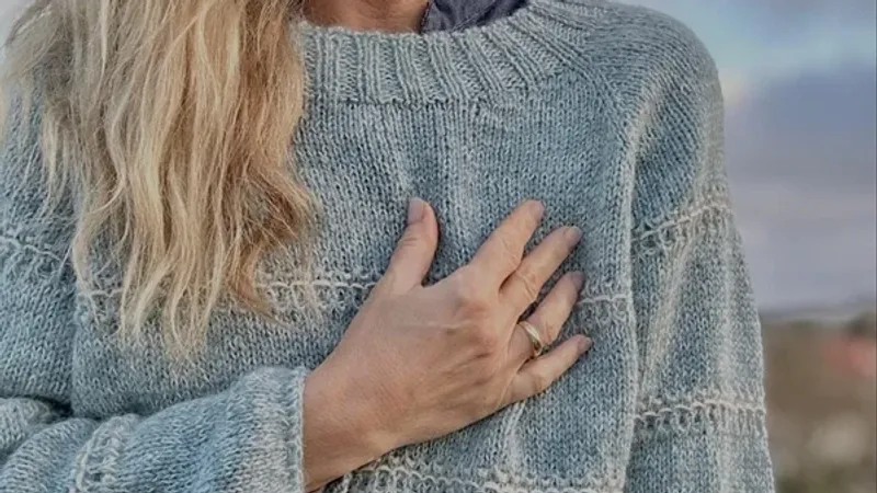 Вязаный спицами красивый свитер-реглан с полосами текстурного узора Elodie