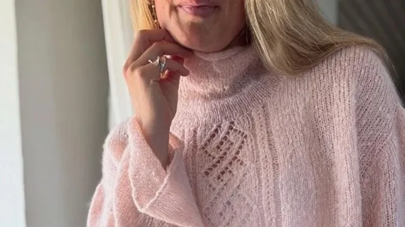 Свитер с красивой драпировкой Facet Sweater High Neck, вязаный из воздушной пряжи спицами