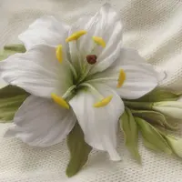 Лилия из кожи