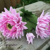 Хризантема, бутонная роза, веточка земляники из фоамирана